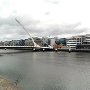Coqueto Frente Al Guggenheim , Bilbao Spanje